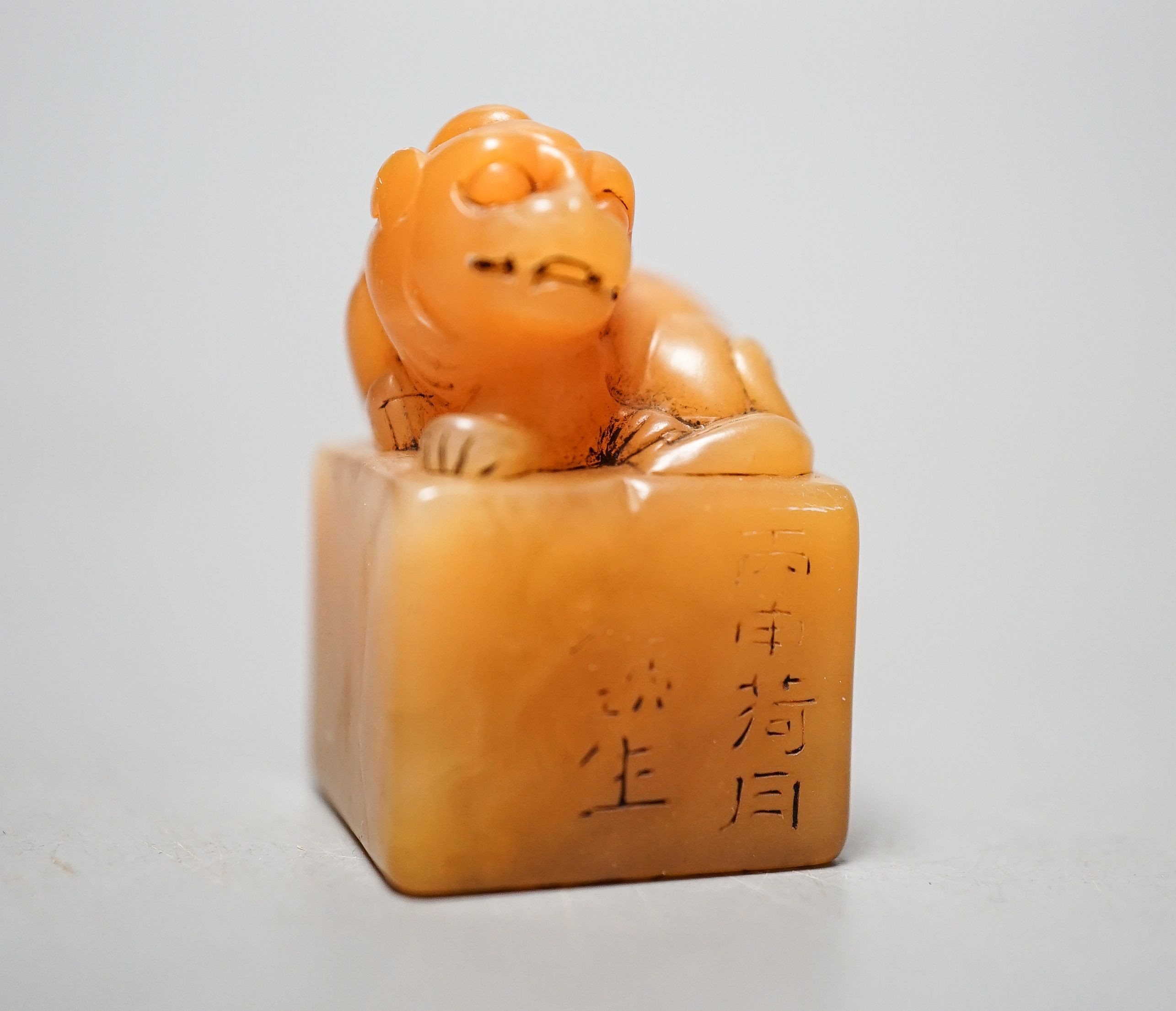 A Chinese Shoushan stone seal, early 20th century, lion-dog finial 3cm